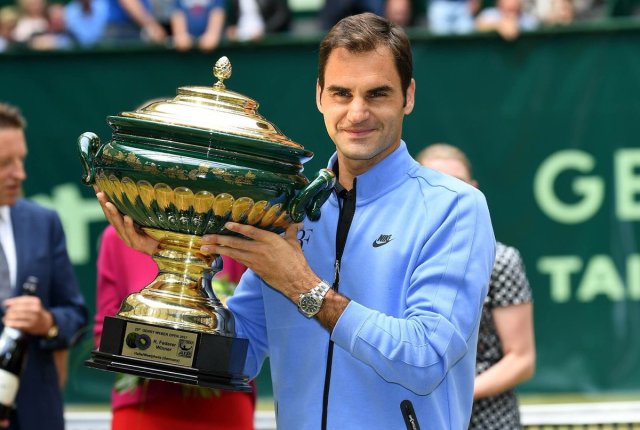 FED IN BLUE WITH TROPHY AT HALLE