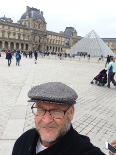 LOUVRE SELFIE
